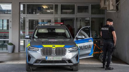 Ein Polizist bewacht den Eingang des Krankenhauses in Banska Bystrica, in dem der slowakische Premierminister Robert Fico behandelt wird. 