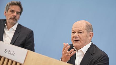 Bundeskanzler Olaf Scholz (SPD, r) spricht neben Steffen Hebestreit, Sprecher der Bundesregierung, auf der Sommer-Pressekonferenz im Haus der Bundespressekonferenz. 