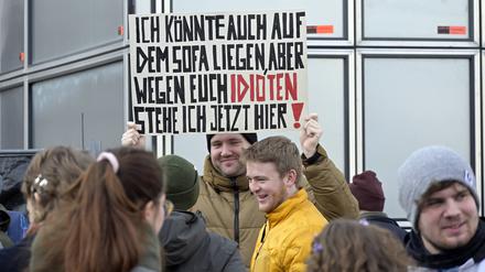 „Ich könnte auch auf dem Sofa liegen, aber wegen euch Idioten stehe ich jetzt hier“, beklagt ein Demo-Teilnehmer in München am 21. Januar 2024.