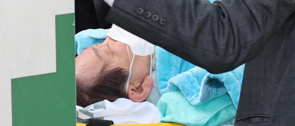 Südkoreas oppositioneller Demokratischer Parteiführer Lee Jae Myung kommt auf einer Trage im Krankenhaus der Seoul National University an.