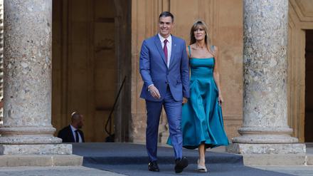 Pedro Sanchez (l), Regierungschef von Spanien, und seine Ehefrau Begoña Gómez gehen in der Alhambra beim Gipfeltreffen der Europäischen Politischen Gemeinschaft zum Abendessen.