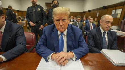 Donald Trump, ehemaliger Präsident der USA, sitzt vor dem Strafgericht in Manhattan. 