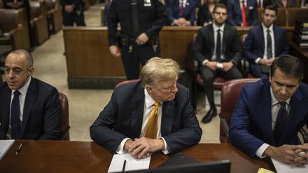Der ehemalige US-Präsident Donald Trump sitzt während seines laufenden Schweigegeldprozesses vor dem Strafgericht in Manhattan. 