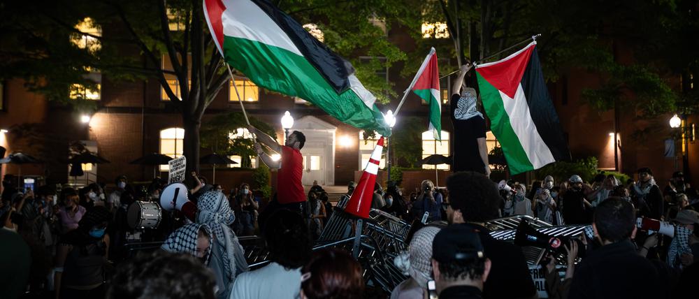 Pro-palästinensische Demonstranten durchbrechen eine Absperrung rund um ein Protest-Camp an der George Washington University in Washington, DC. 