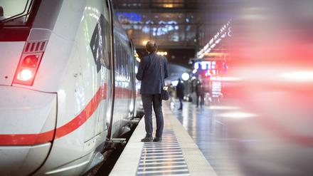 Am Sonntagnachmittag kam es in München zu einer handgreiflichen Auseinandersetzung zwischen einer Frau und einem Zugbegleiter.