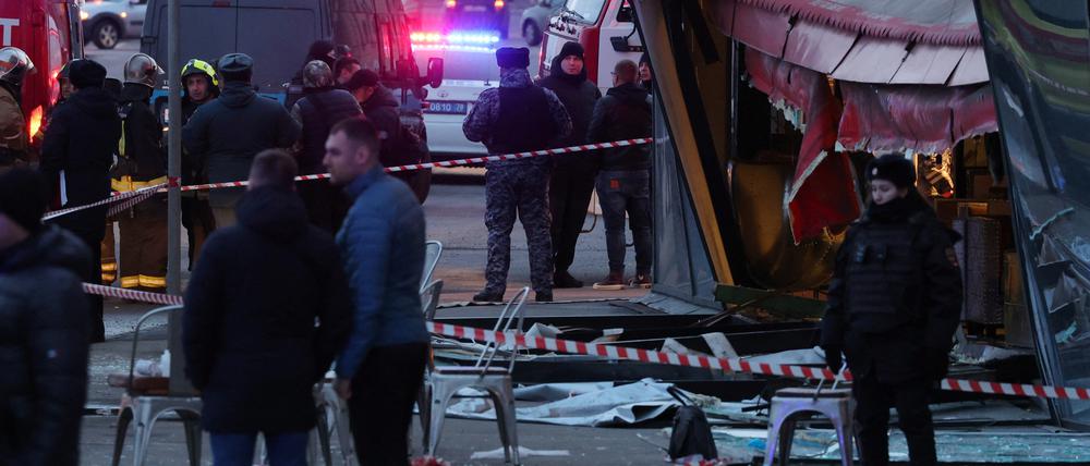  Ermittler und Rettungskräfte arbeiten am Ort der Explosion in einem Café in Sankt Petersburg