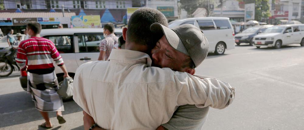 Ein Mann umarmt einen Verwandten nach seiner Freilassung.