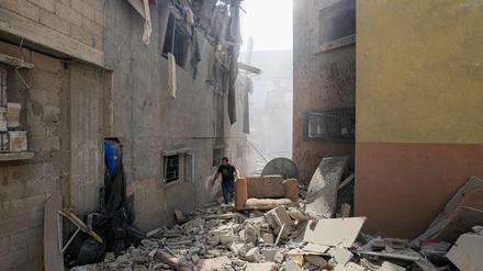 Ein Palästinenser inspiziert die Schäden an einem Gebäude nach israelischen Angriffen in Khan Junis im südlichen Gazastreifen. 