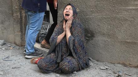 Eine Palästinenserin reagiert auf einen israelischen Luftangriff.