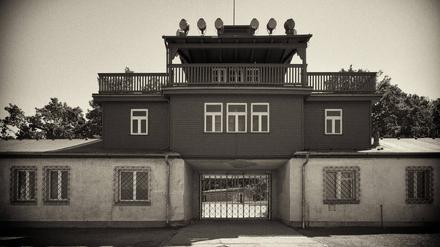 Das Eingangstor zum Lager KZ Buchenwald. Den im Gitter eingelassenen Spruch „Jedem das Seine“ in Bauhausschrift schuf der Bauhäusler und Häftling Franz Ehrlich.