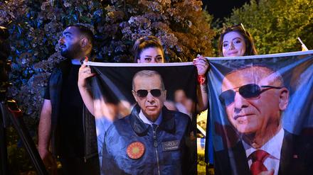 Erdogan-Anhängerinnen feiern in Istanbul.
