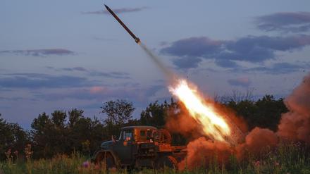 12.07.2023, Ukraine, Bachmut: Ein Mehrfachraketenwerfer der ukrainischen Armee feuert Raketen auf russische Stellungen an der Frontlinie in der Nähe von Bachmut. Foto: Roman Chop/Roman Chop/AP +++ dpa-Bildfunk +++