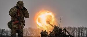 Ukrainische Soldaten feuern eine Pion (M-1975)  Kanonenhaubitze auf russische Stellungen. 