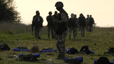 Ukrainische Rekruten ruhen sich während einer Trainingspause in einer Militärbasis der britischen Streitkräfte in Südengland aus.
