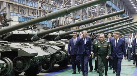 Der inzwischen abgelöste russische Ex-Verteidigungsminister Sergej Schoigu besucht eine Panzerfabrik.