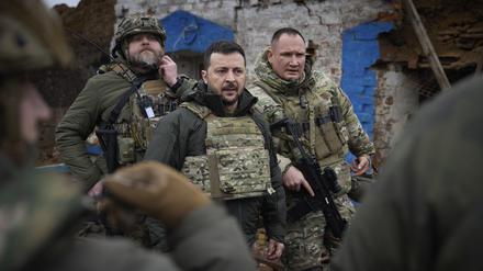 Auf diesem vom Pressebüro des ukrainischen Präsidenten via AP zur Verfügung gestellten Foto ist Wolodymyr Selenskyj (M), Präsident der Ukraine, während seines Besuchs in der Region Saporischschja zu sehen, die zuletzt Schauplatz heftiger Kämpfe mit den russischen Truppen war. 