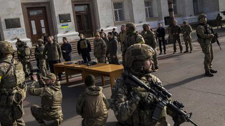 Soldaten bei einem Besuch des ukrainischen Präsidenten in Cherson.