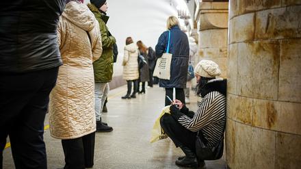 Passanten stehen und hocken während eines Luftalarms in der Metro in der ukrainischen Hauptstadt Kiew.