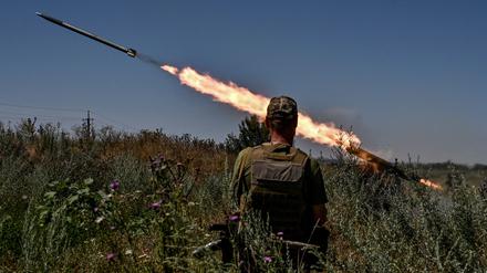 Ukrainische Soldaten feuern in der Region Saporischschja eine kleine Mehrfachrakete vom Typ Partyzan auf russische Truppen in der Nähe einer Frontlinie ab (Symbolbild).