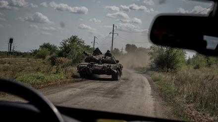 Ukrainische Soldaten fahren einen Panzer in der Nähe des Dorfes Robotyne. 