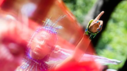 ARCHIV - 28.05.2023, Berlin: Eine Darstellerin tritt beim Umzug des Karnevals der Kulturen in Berlin-Kreuzberg auf.  (zu dpa: «Karneval der Kulturen rechnet mit halber Million Menschen») Foto: Christoph Soeder/dpa +++ dpa-Bildfunk +++