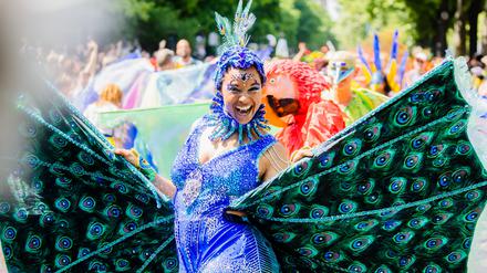 Bunt und strahlend: eine Tänzerin beim großen Umzug des Karnevals.