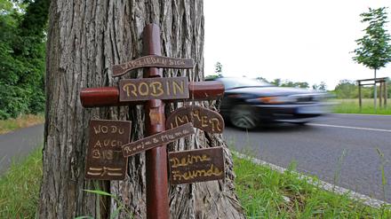 An der Unfallstelle erinnert noch heute ein Kreuz an den verunglückten Potsdamer.