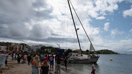 Unwetter auf Mallorca. Einige Boote wurden von dem Sturm an den Strand des Badeortes Santa Ponsa gespült. (Symbolbild)