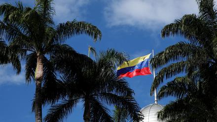 Eine venezolanische Flagge weht während einer Sondersitzung zur Unterstützung des Referendums über Venezuelas Rechte an der potenziell ölreichen Region Esequibo. 