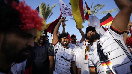 In Doha fiebern Fans in Deutschlandfarben auf die WM hin.