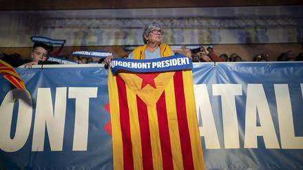 Eine Anhängerin des ehemaligen katalanischen Regionalpräsidenten Carles Puigdemont hält eine «estelada» oder auch Unabhängigkeitsflagge während einer Wahlkampfveranstaltung. 