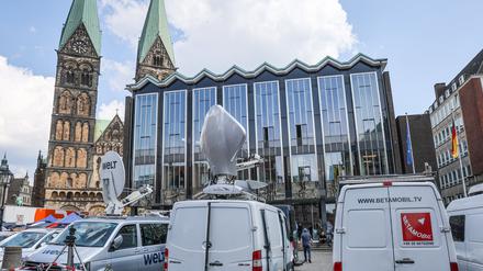 Übertragungswagen von Fernsehsendern stehen am Wahltag vor der Bürgerschaft in Bremen. 