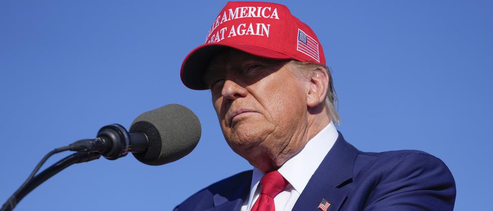 Der republikanische Präsidentschaftsbewerber und ehemalige US-Präsident Donald Trump spricht bei einer Wahlkampfveranstaltung in Freeland, Michigan.