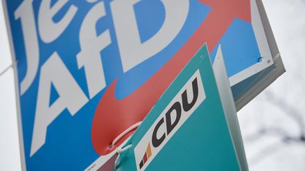 Ein Wahlplakat der AfD (oben) hängt über einem der CDU (unten) für die Wiederholungswahl in Berlin. Die Union versucht sich von den Rechtsextremen abzusetzen.