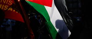 Die Flagge der palästinensischen Autonomiegebiete ist bei einer Demonstration zu sehen.