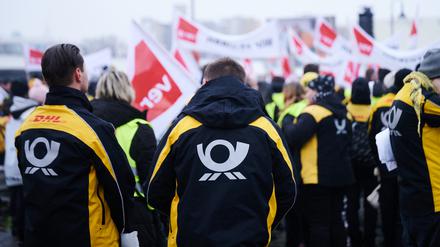 Das Post-Logo steht auf den Jacken der Demonstranten der Deutschen Post, die für höhere Einkommen demonstrierten. 