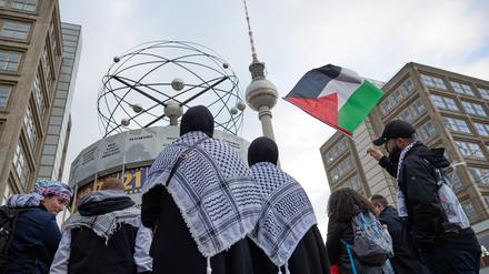Im Zusammenhang mit propalästinensischen Demonstrationen in Berlin hat die Polizei zahlreiche Personen festgenommen und Ermittlungsverfahren eingeleitet.