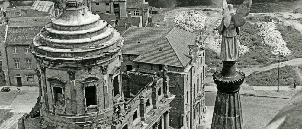 Das zerstörte Alte Rathaus nach der Bombardierung Potsdams. 