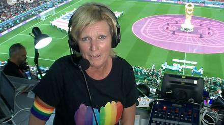 ZDF-Kommentatorin Claudia Neumann am Montag mit Regenbogen-Armbinde.