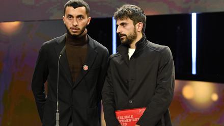 Yuval Abraham (links) und Basel Adra bei der Abschluss-Gala. Für ihren Film „No Other Land“ erhielten die beiden Regisseure den Dokumentarfilmpreis 2024.  