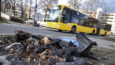 Eine geschmolzene Mülltonne liegt nach Krawallen in der Silvesternacht 2022/23 auf einem Bürgersteig im Berliner Bezirk Neukölln.