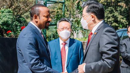 This handout image taken and distributed on January 10, 2023 by the Ethiopian Prime Minister's Office in Addis Ababa shows Chinese Foreign Minister Qin Gang (R) shaking hands with Ethiopian Prime Minister Abiy Ahmed (L) during their bilateral meeting at the Prime Minister's office. (Photo by ETHIOPIA PRIME MINISTER OFFICE / AFP) / RESTRICTED TO EDITORIAL USE - MANDATORY CREDIT "AFP PHOTO /ETHIOPIA PRIME MINISTER OFFICE " - NO MARKETING NO ADVERTISING CAMPAIGNS - DISTRIBUTED AS A SERVICE TO CLIENTS