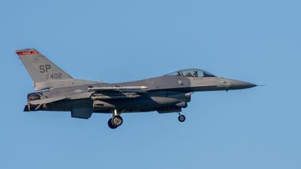 Ein Kampfflugzeug vom Typ F-16 Fighting Falcon hat zum Landen auf dem US-Militärflugplatz Spangdahlem das Fahrwerk ausgefahren.  