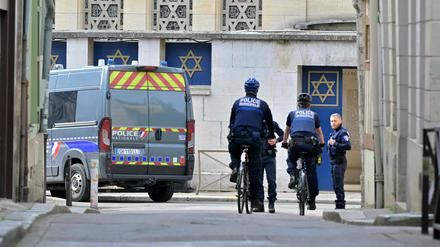 Polizisten patrouillieren vor dem Eingang einer Synagoge in der normannischen Stadt Rouen, wo die französische Polizei am 17. Mai 2024 einen bewaffneten Mann getötet hat, der versucht hatte, das Gebäude in Brand zu setzen.