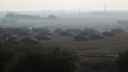 Israelische Panzer und Militärfahrzeuge gehen in der Nähe der israelischen Grenze zum Gazastreifen im Süden Israels in Stellung.