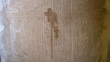 Kleiner Schaden, große Wirkung. Ölspuren an einem Sarkophag des Propheten Ahmose im Neuen Museum. Auf der Berliner Museumsinsel sind Dutzende Kunstwerke beschädigt worden.