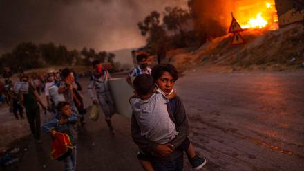 Kinder flüchten aus dem brennenden Lager in Lesbos. Dieses Bild von Angelos Tzortzinis wurde das "Unicef-Foto des Jahres" 2020.