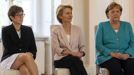 Trio. Annegret Kramp-Karrenbauer, Ursula von der Leyen und Angela Merkel.