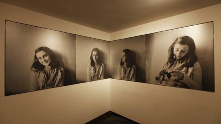 Porträts von Anne Frank im Anne Frank Haus in Amsterdam.