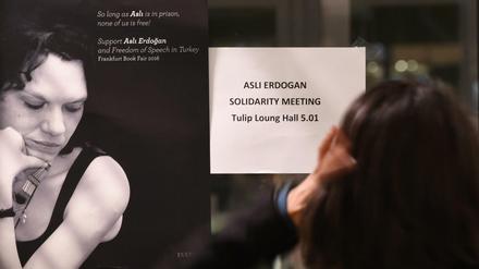 Aufruf zur Solidarität. Plakat für die inhaftierte türkische Schriftstellerin Asli Erdogan auf der Frankfurter Buchmesse.